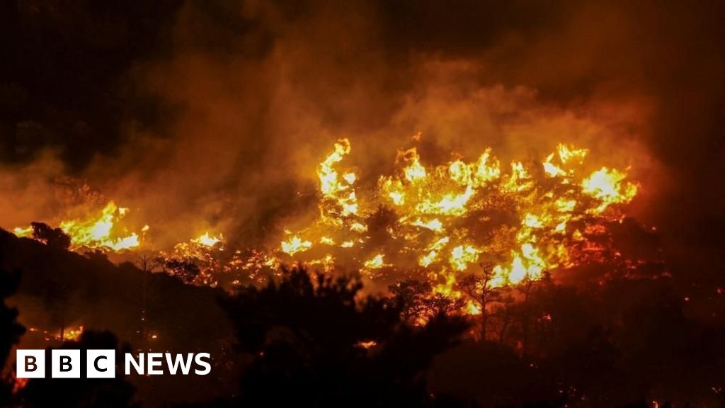 Evacuaciones masivas mientras los incendios forestales arrasan la isla griega de Creta
