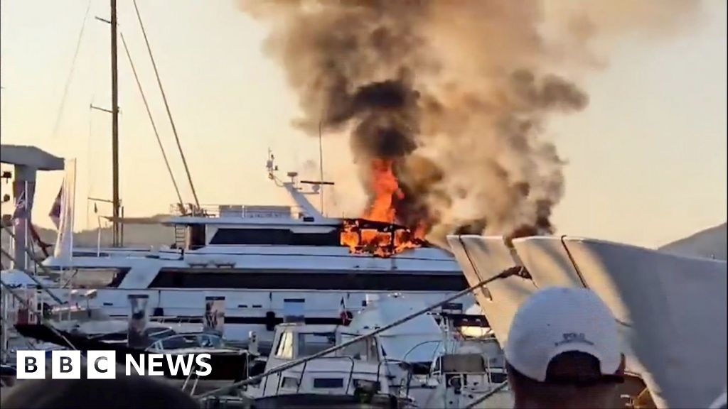 Mira: Se elevan columnas de humo tras el incendio de un yate de lujo en Saint Tropez