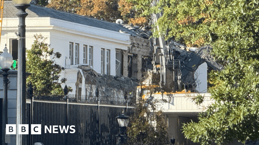 Белый дом начал снос части восточного крыла под бальный зал Трампа