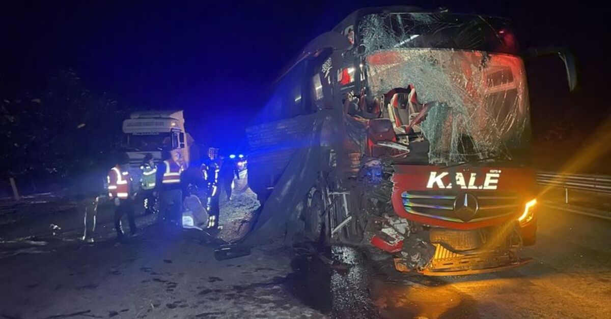 Autobus pasażerski zderzył się z ciężarówką w Bolu: 6 rannych