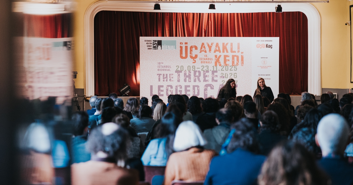 O título da 18ª Bienal de Istambul: Gato de três pernas