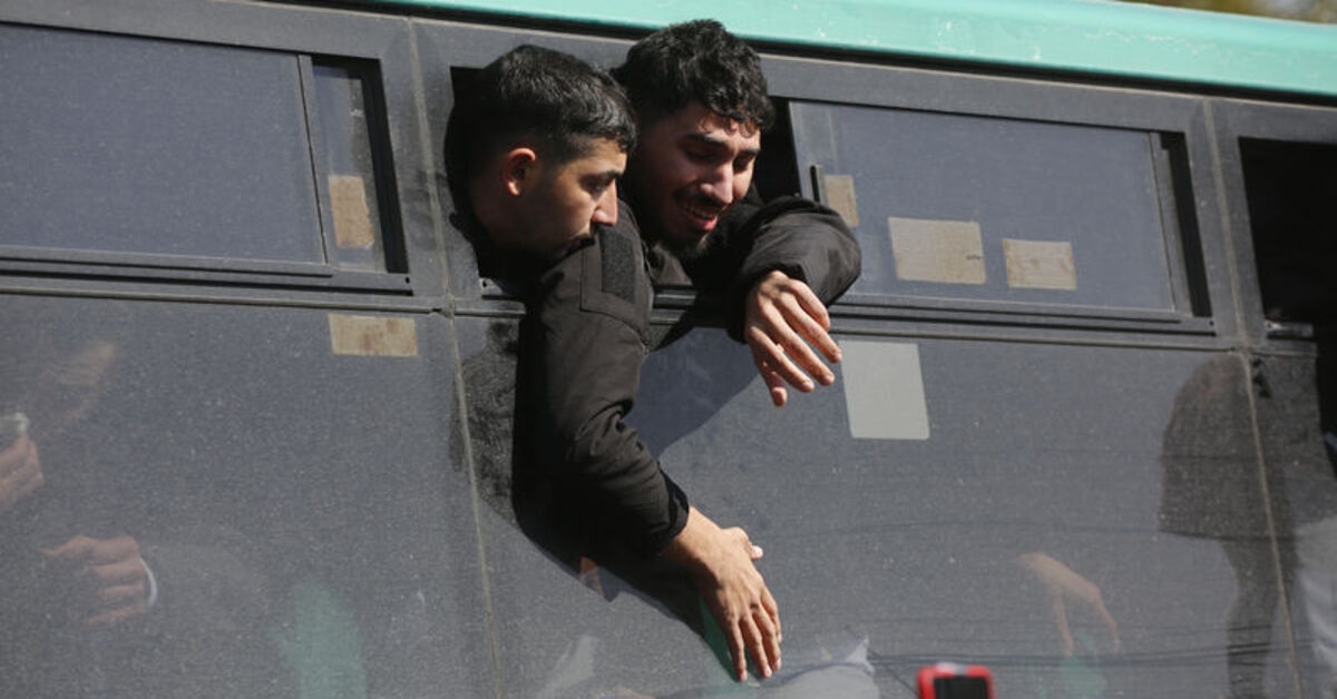 Palestinian prisoners begin to be released