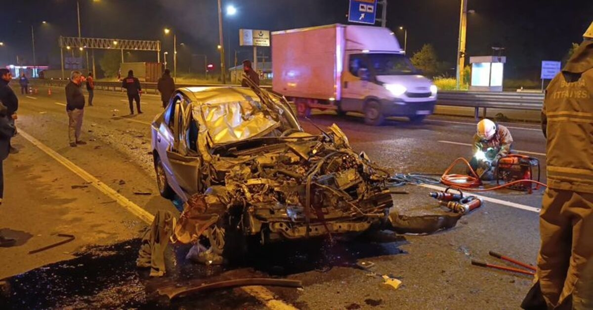 La voiture a percuté le camion et est passée en dessous.