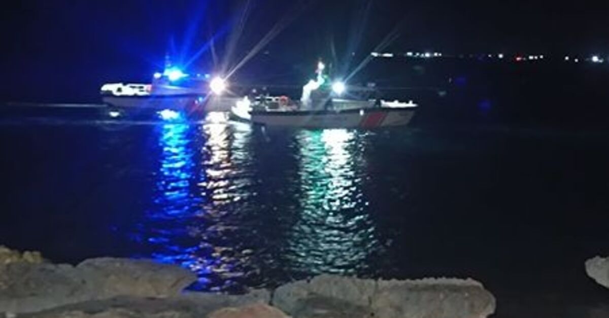 3 persone sono entrate in mare di notte! 1 è annegato, 2 sono ricercati