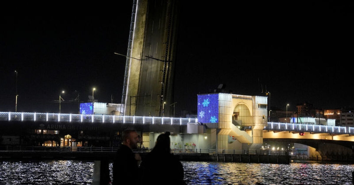 New Galata Bridge closed to traffic