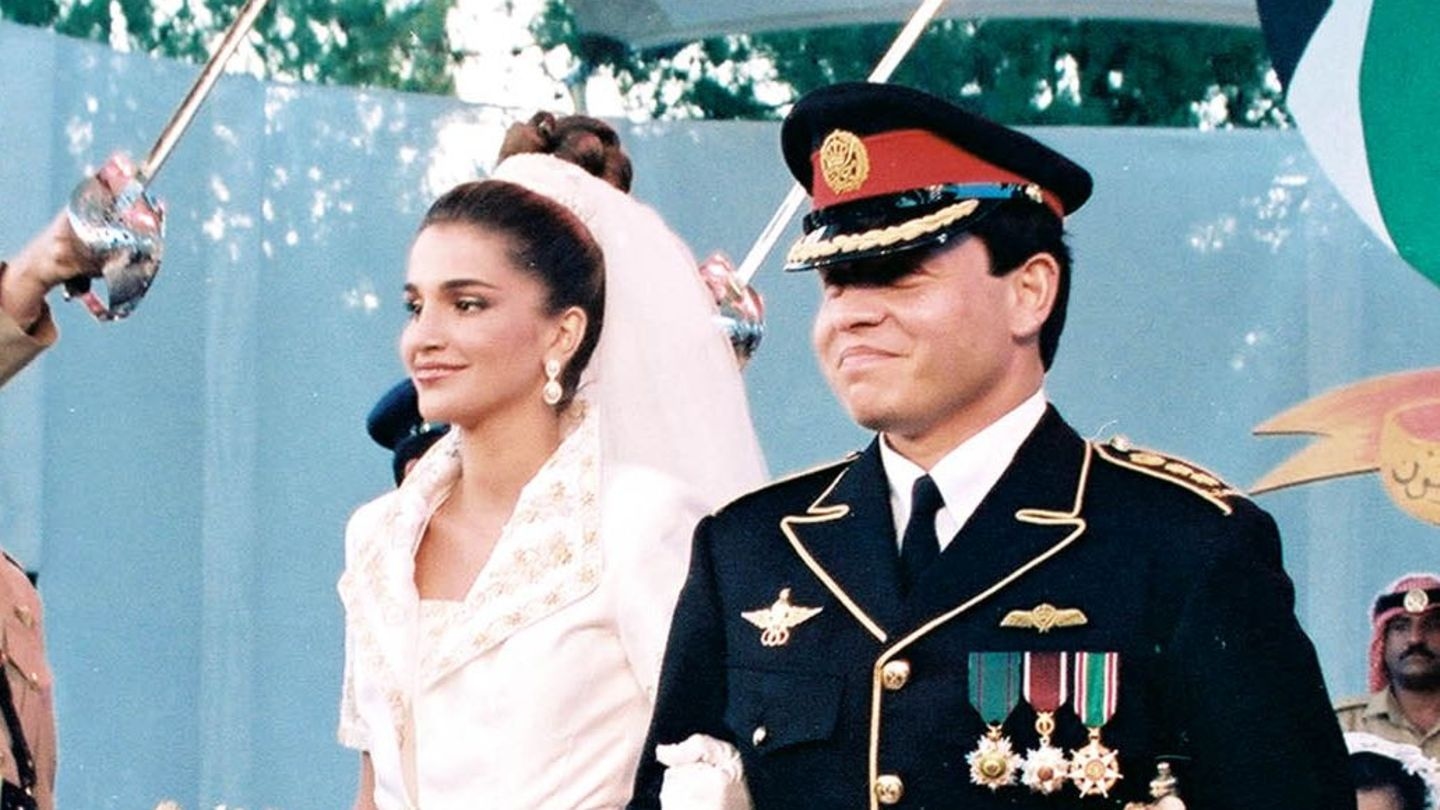 Rainha Rania: Por que o vestido de noiva da Rainha Rania estava fora de moda