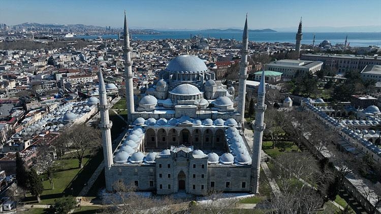 İstanbul'daki camiler mahyalarla süsleniyor