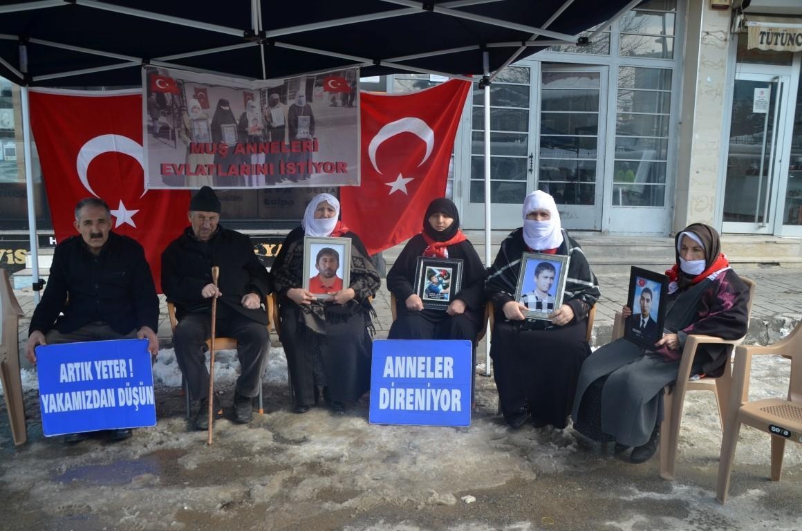 Las familias de Muş continuaron sus protestas frente al edificio del partido DEM