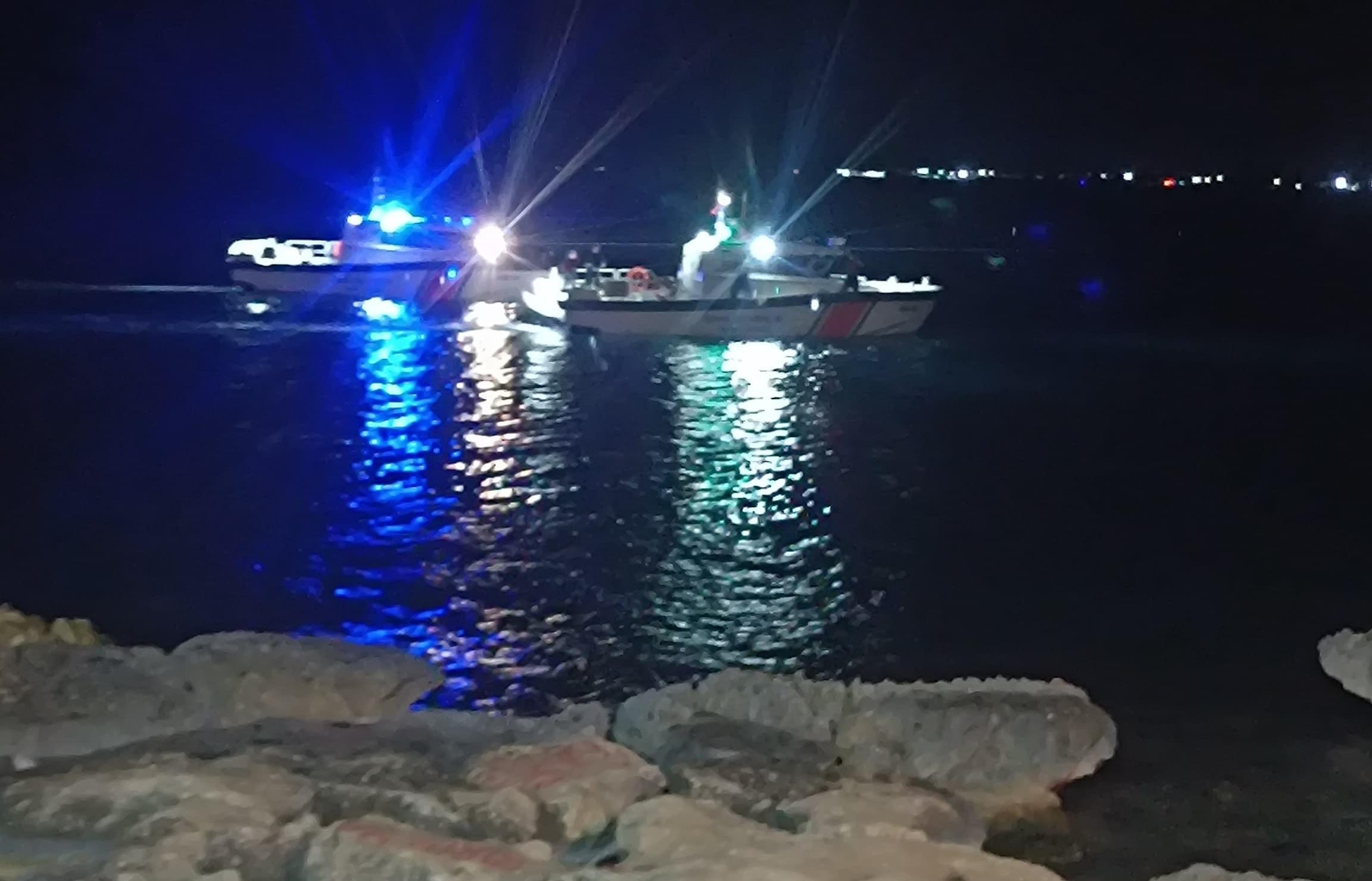 Una delle tre persone entrate in mare di notte a Mersin è annegata; altre due persone sono ricercate