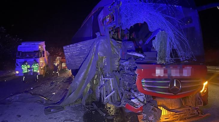 Un bus de passagers s'est écrasé contre un camion à Bolu ! 6 personnes ont été blessées