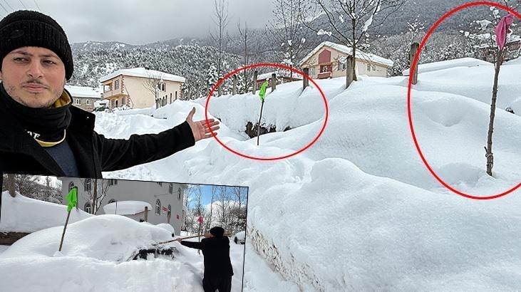 La neve li ha letteralmente inghiottiti: trovano il loro posto legando dei panni a un bastone