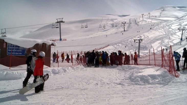 Accommodation and chairlift services were stopped at a ski resort after the Kartalkaya disaster