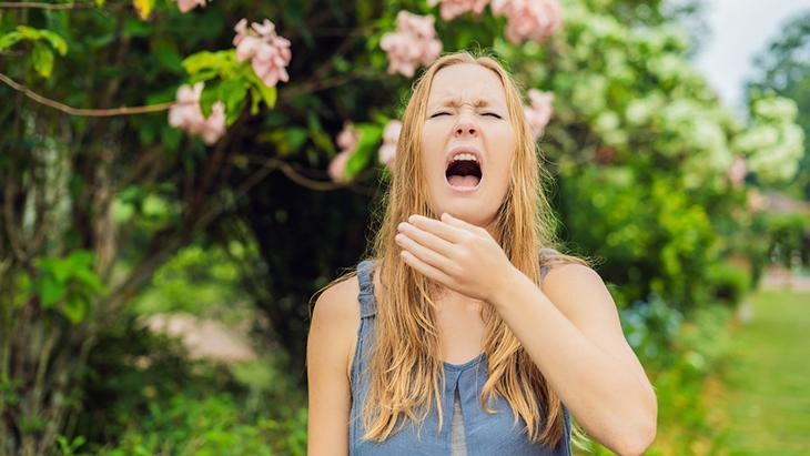 Überlegen Sie es sich zweimal, bevor Sie morgens ausgehen! Es kann mit Niesen beginnen und sich zu Asthma entwickeln.