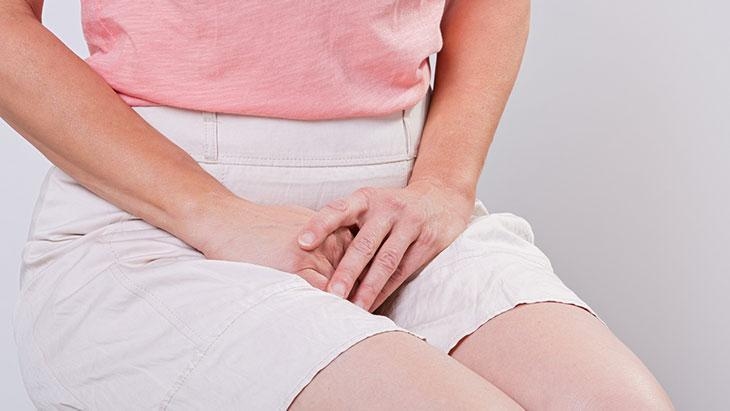 Silencioso pero extendido: ¡Un problema para 1 de cada 4 mujeres! Esta vergonzosa enfermedad las confina en sus hogares.