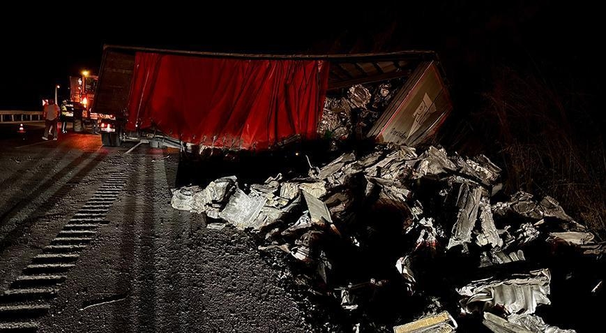 A truck overturned on the Samsun-Ankara highway, disrupting transportation.