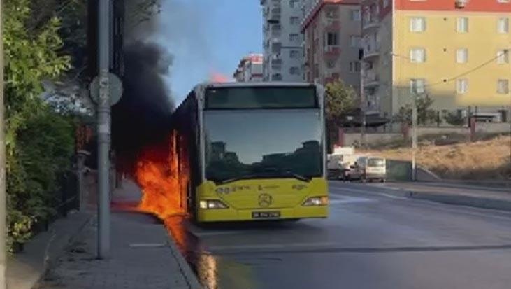 ¡Pánico en Ümraniye! Un autobús de la IETT estalló en llamas.