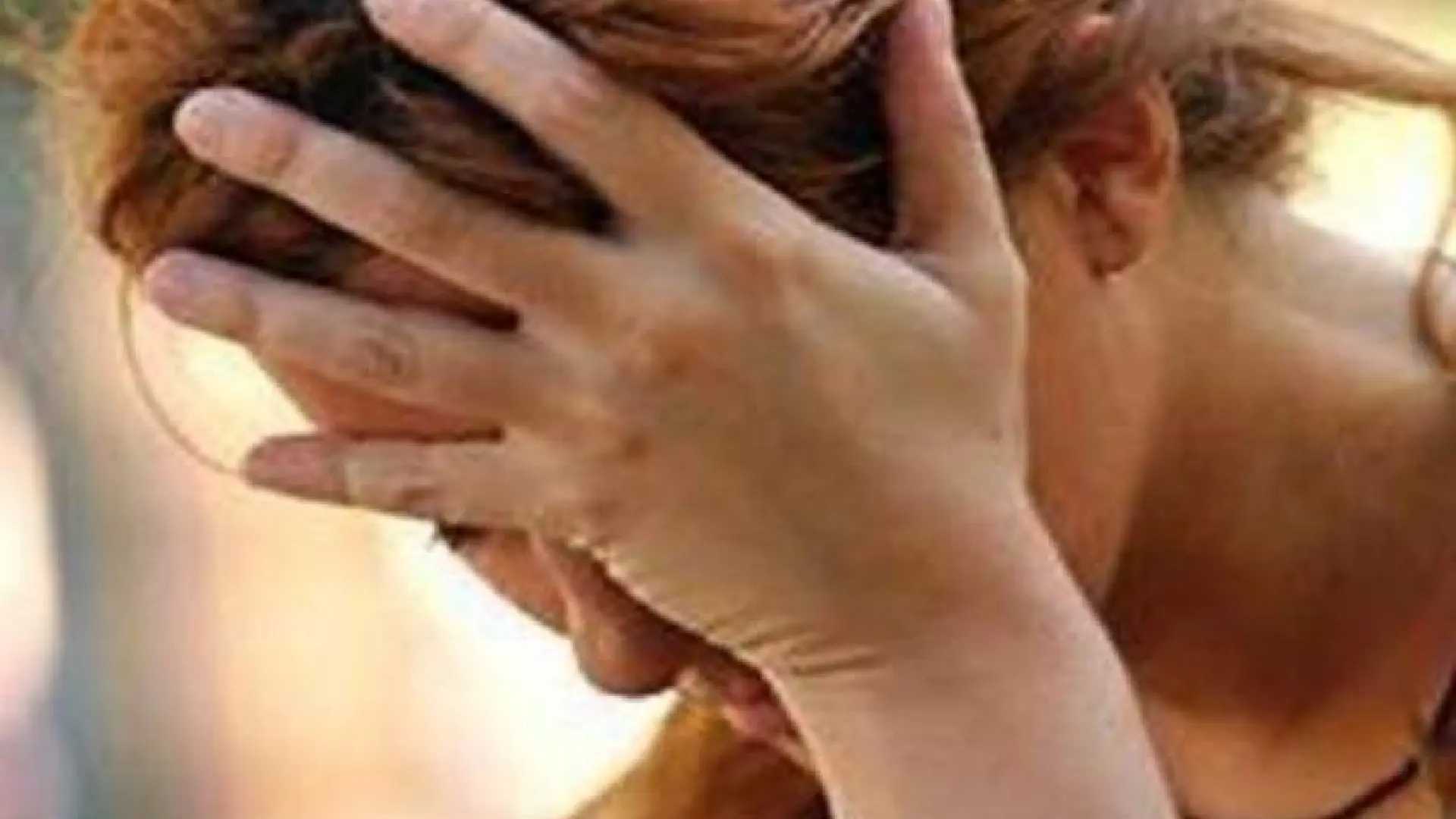 The symptom that manifests in the fingers and may be a sign of a rare lung disease