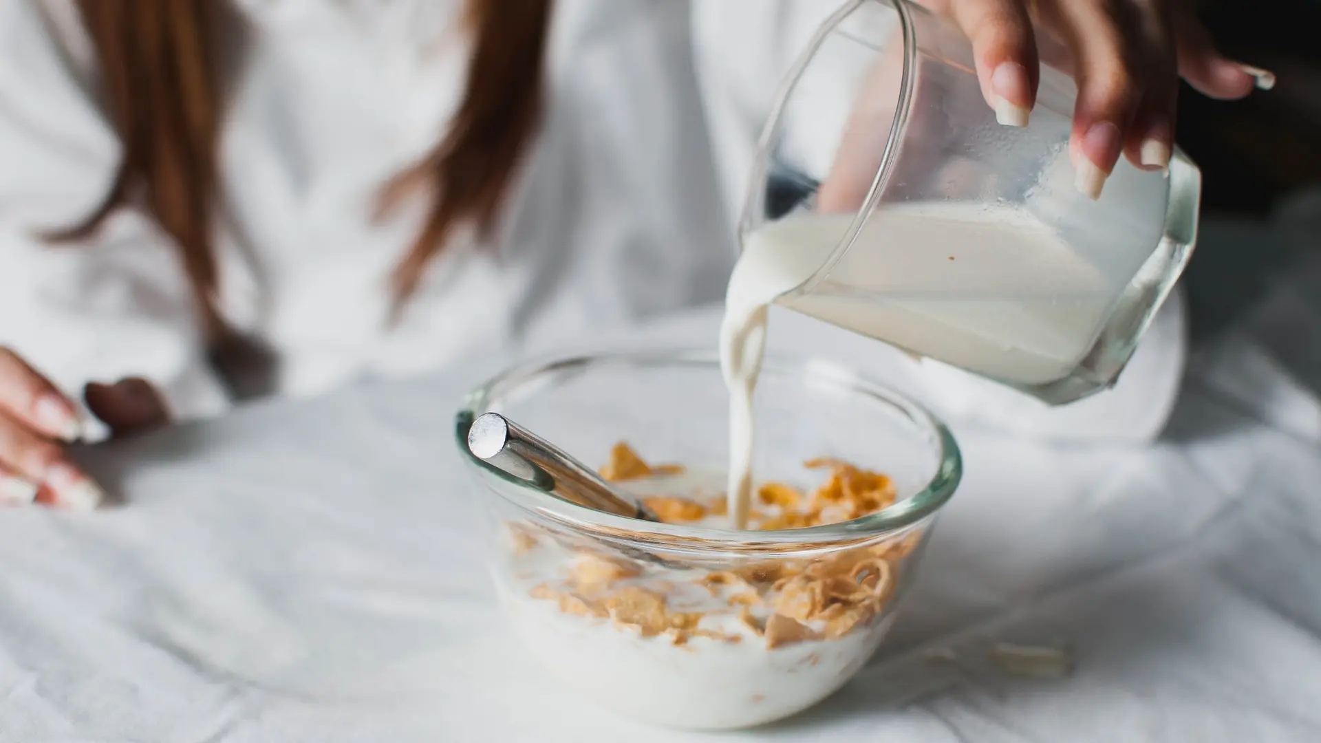 Una enfermera asegura que comer nada más despertarse es perjudicial para la salud: &quot;Estás tragando bacterias y toxinas&quot;