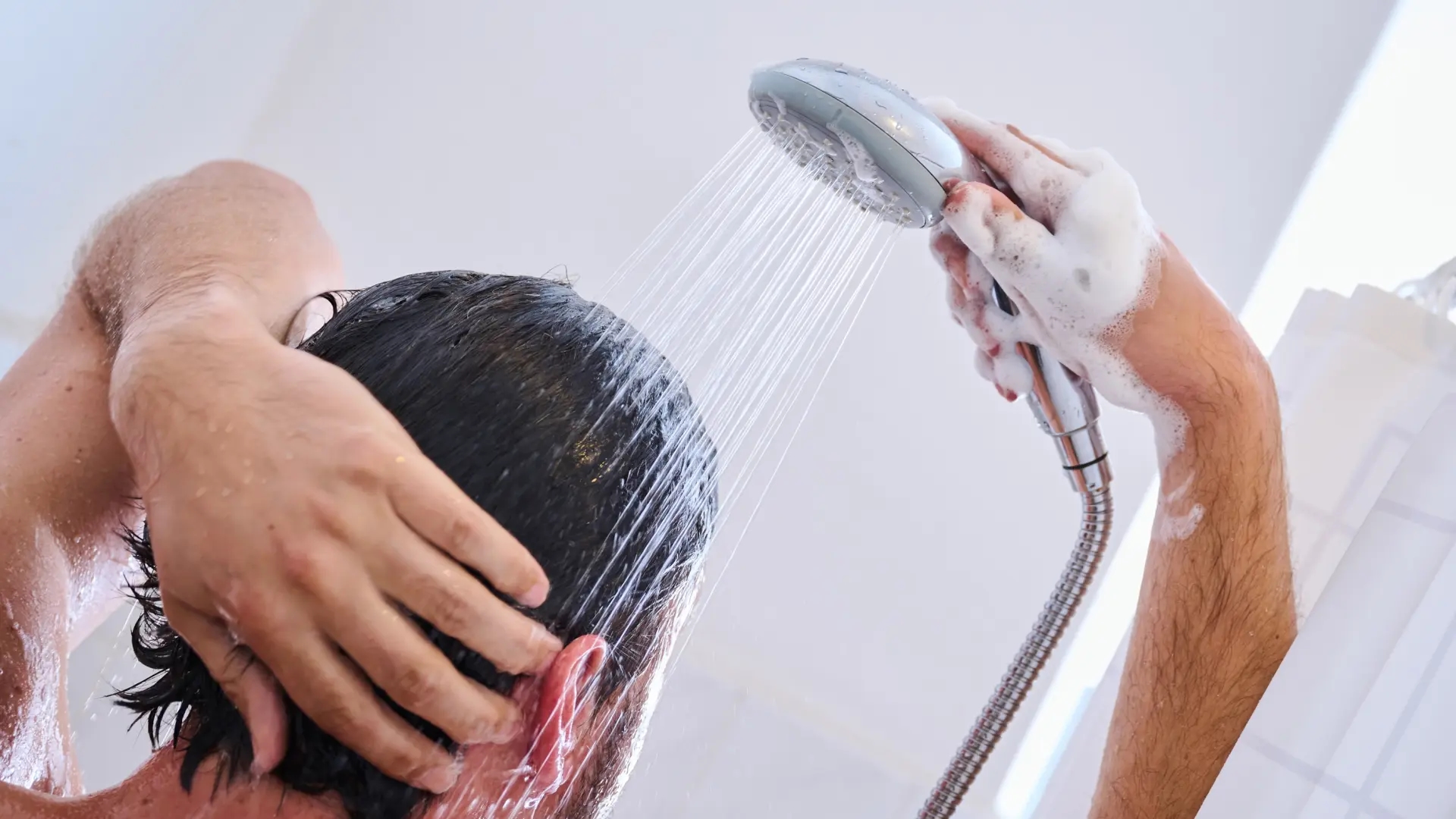 La parte del cuerpo que sueles olvidar en la ducha y debes lavar con especial atención, según un médico