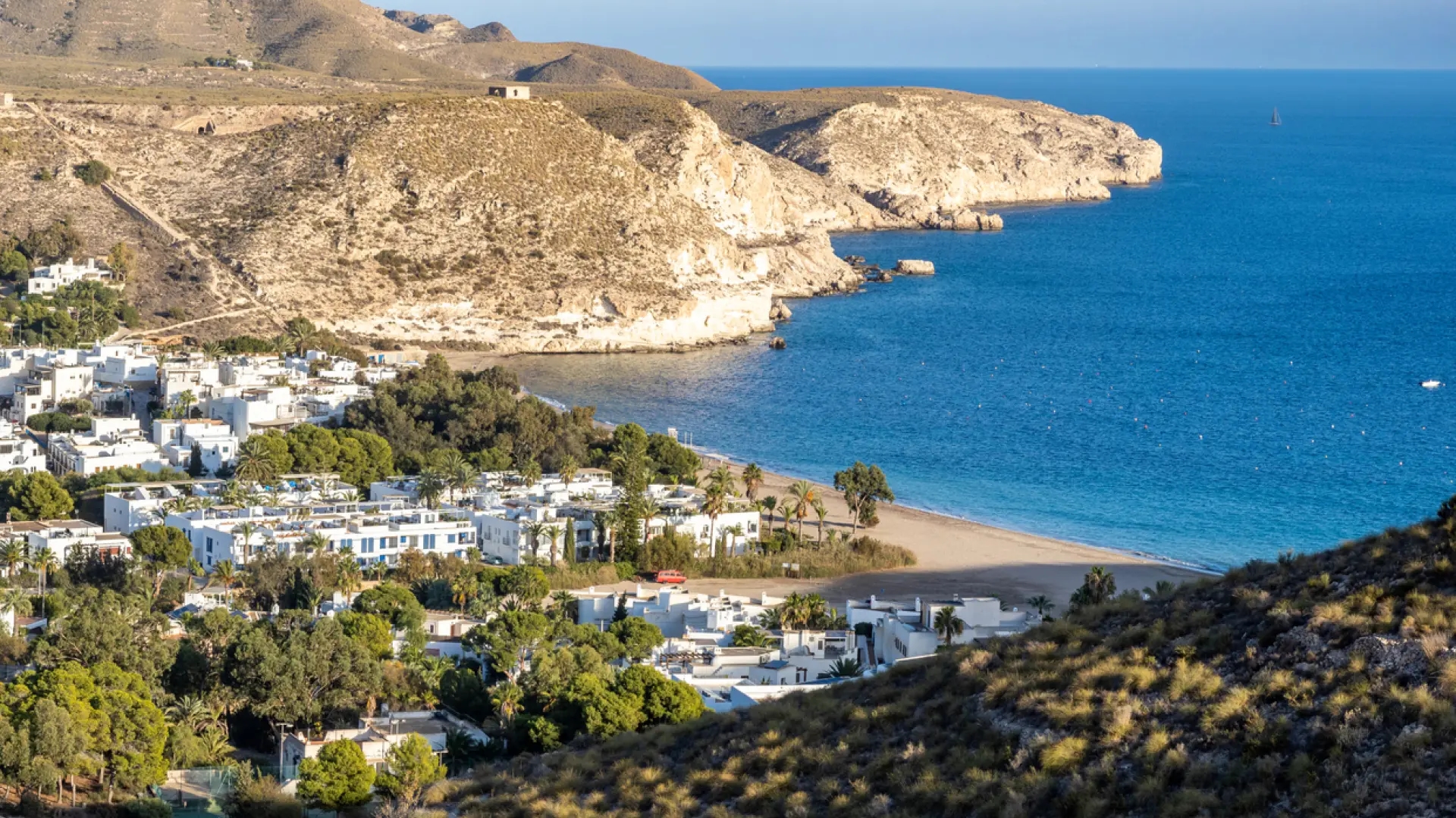 Yunanistan'a benziyor ama İspanya'da: Yaz tatili için mükemmel bir Endülüs balıkçı köyü
