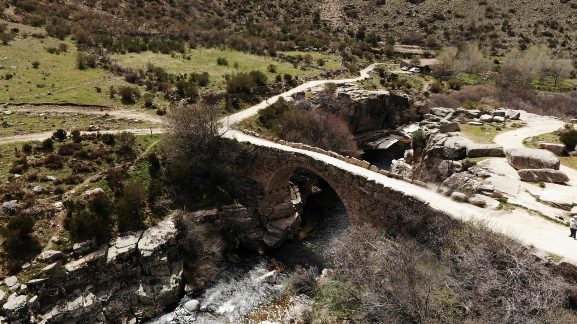 A incrível piscina natural em uma vila em Ávila, com águas cristalinas e uma ponte medieval: fica a apenas duas horas de Madri.