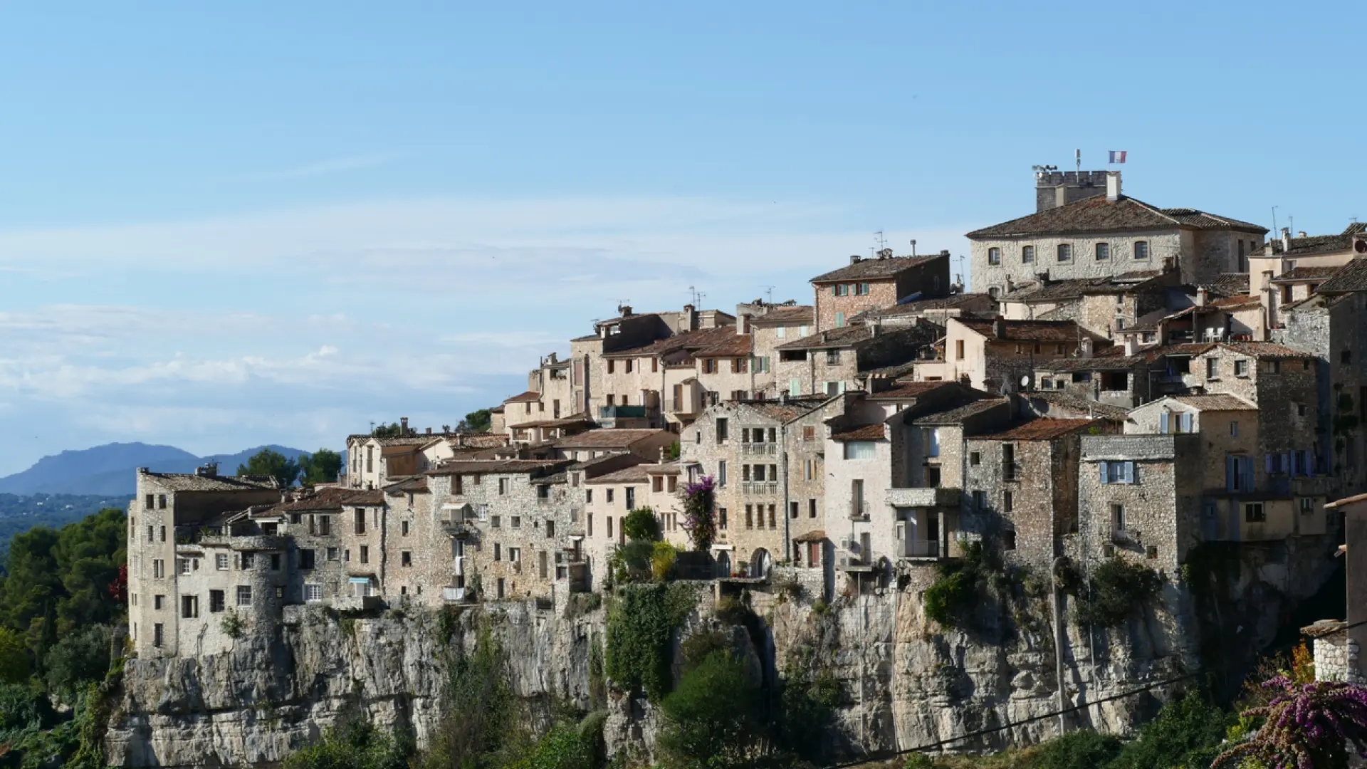 Es sieht aus wie Cuenca, liegt aber in Frankreich: das mittelalterliche Dorf in der Nähe von Nizza mit Häusern auf dem Berg