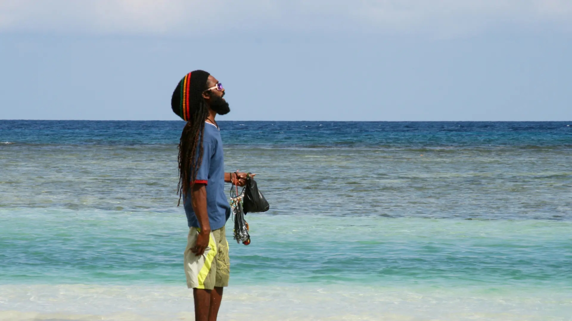 Reggae ritmiyle yaşayan Karayip adası: kristal berraklığındaki plajlar, yemyeşil doğa ve çok özel bir atmosfer.
