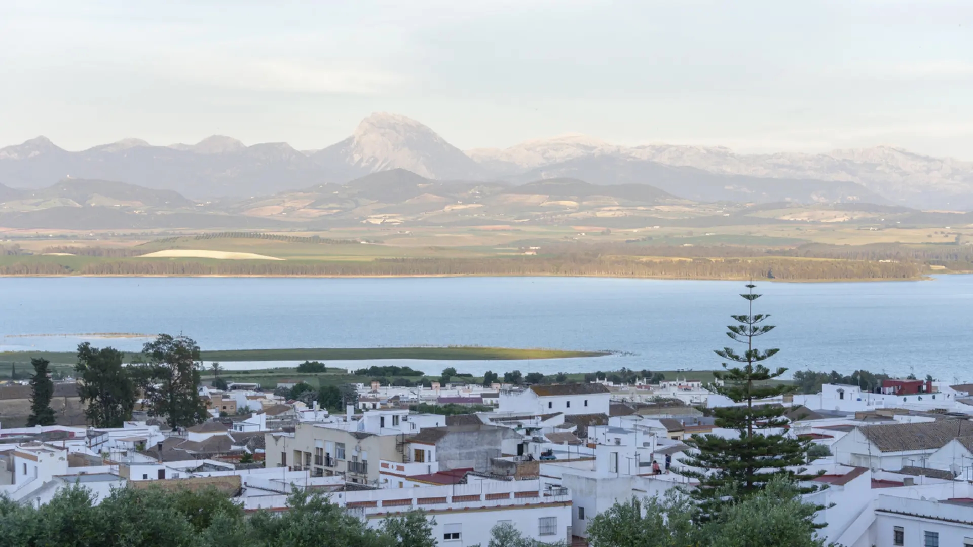 A encantadora cidade do interior de Cádiz, perfeita para esportes aquáticos no verão