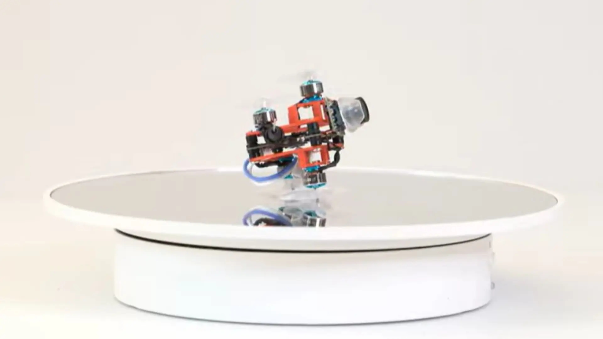 O menor drone do mundo é real: tem o mesmo tamanho de uma batata frita e voa com precisão.