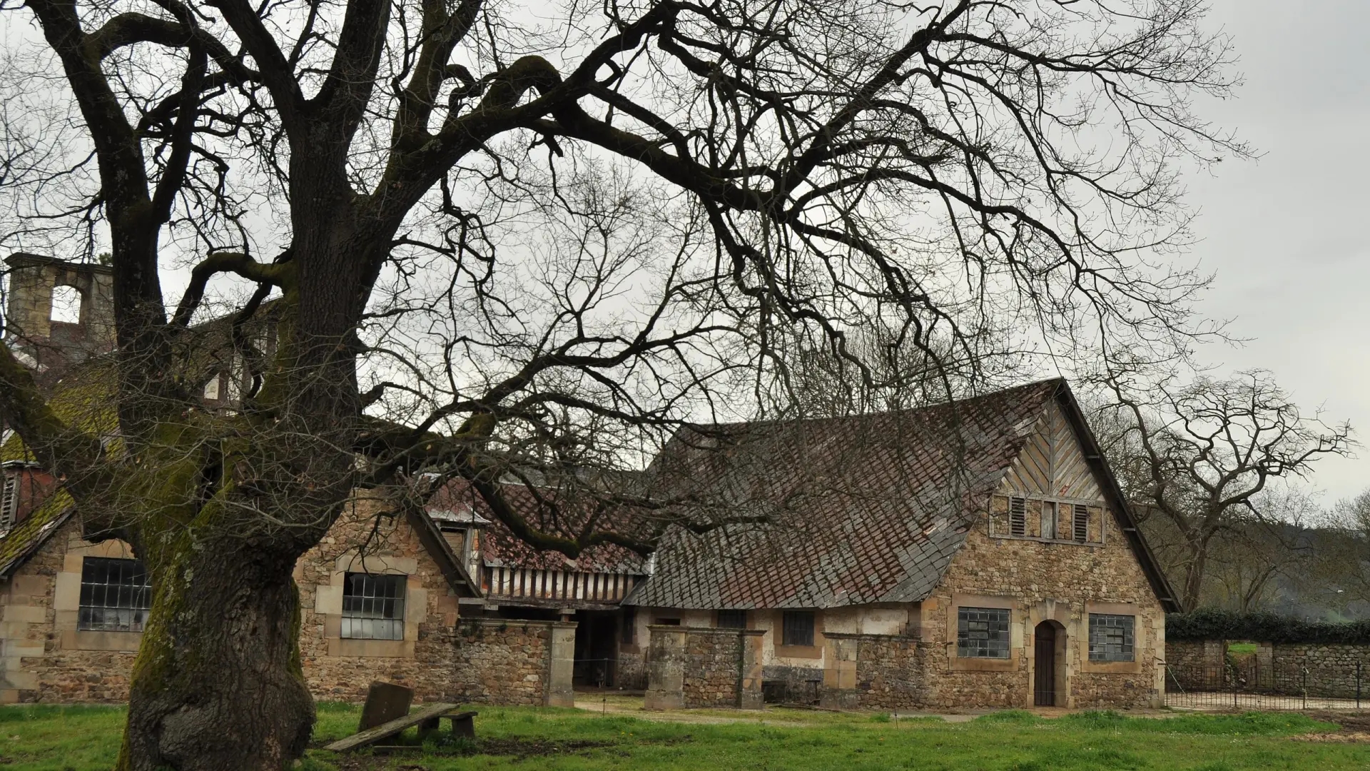 Небольшой городок в Кантабрии с дворцом XIX века, куда Том Круз прибыл на вертолете с Николь Кидман.