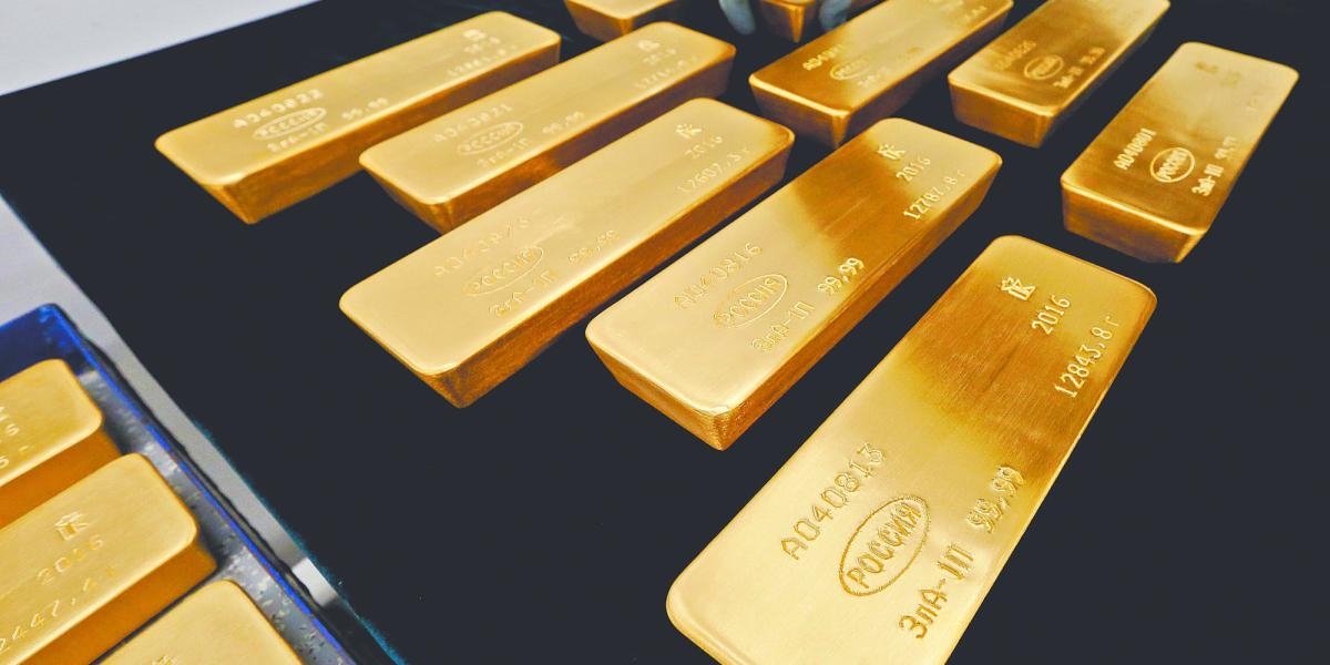 Gold falls awaiting tariff news