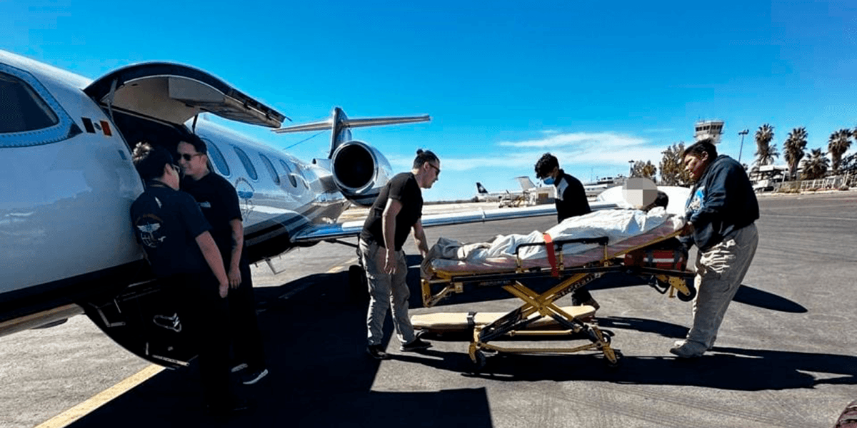 Ein multidisziplinäres Ärzteteam des ISSSTE La Paz General Hospital behandelt einen Minderjährigen mit schwerer Tachykardie.