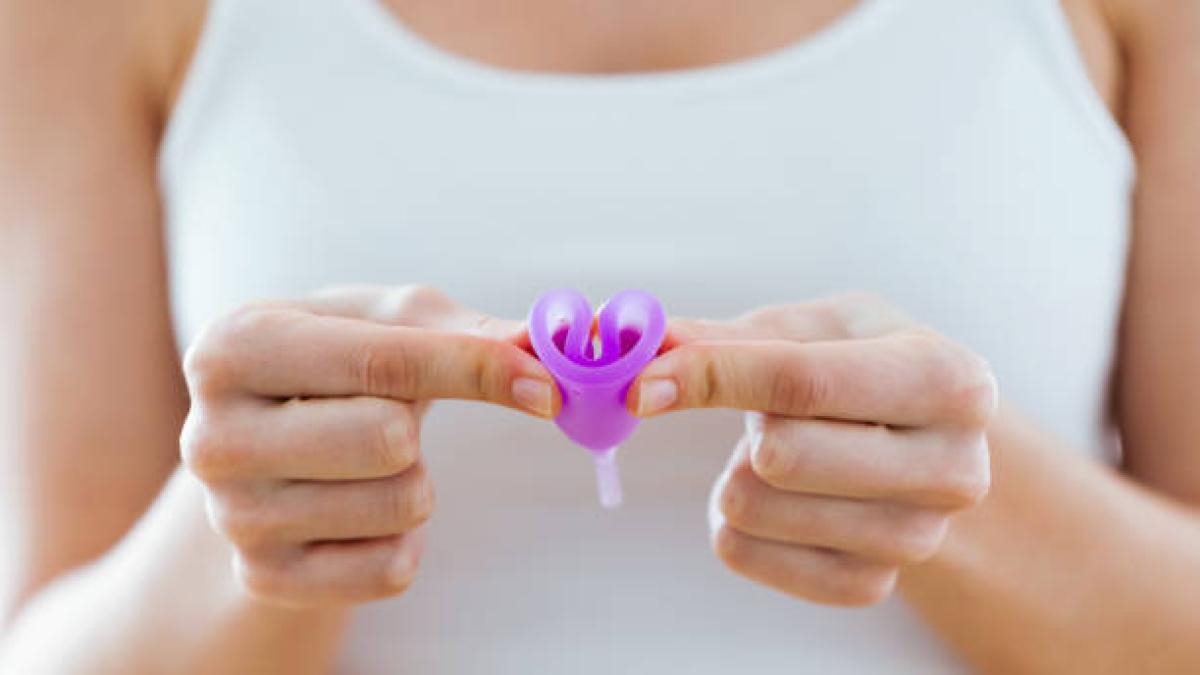 ¿Su hija quiere usar la copa menstrual? Esta es la mejor manera de guiarla y enseñarle cómo funciona