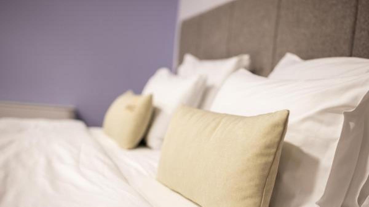 No washing machine needed: this is how you can whiten your pillows so they look like new