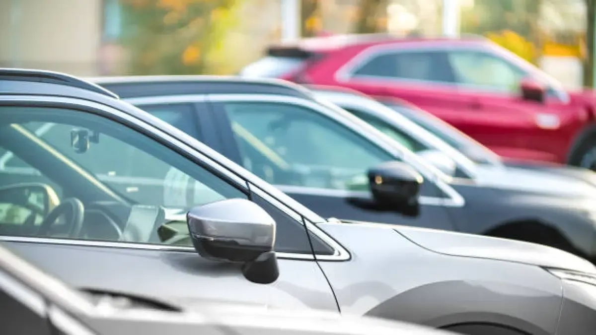 Kolombiya'da bir alışveriş merkezi otoparkında SOAT (Soat) trafik cezası veya teknik-mekanik muayene yaptırılabilir mi?