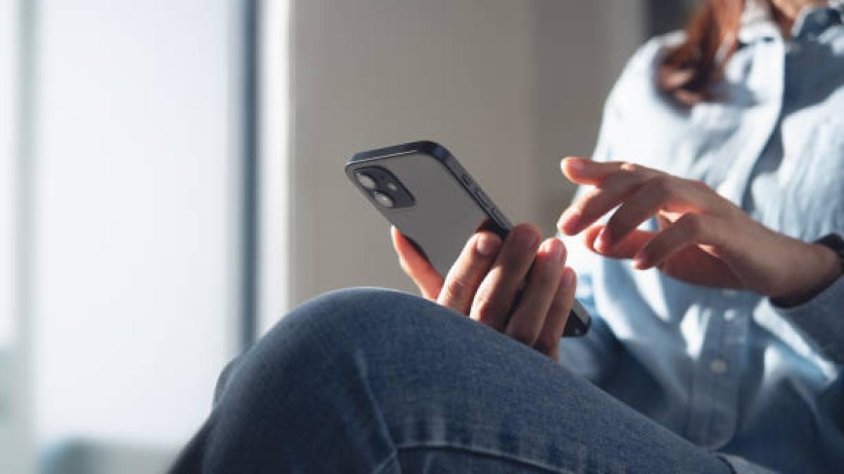 Wie kann ich mithilfe künstlicher Intelligenz herausfinden, wo ein mir per WhatsApp zugesendetes Foto aufgenommen wurde?