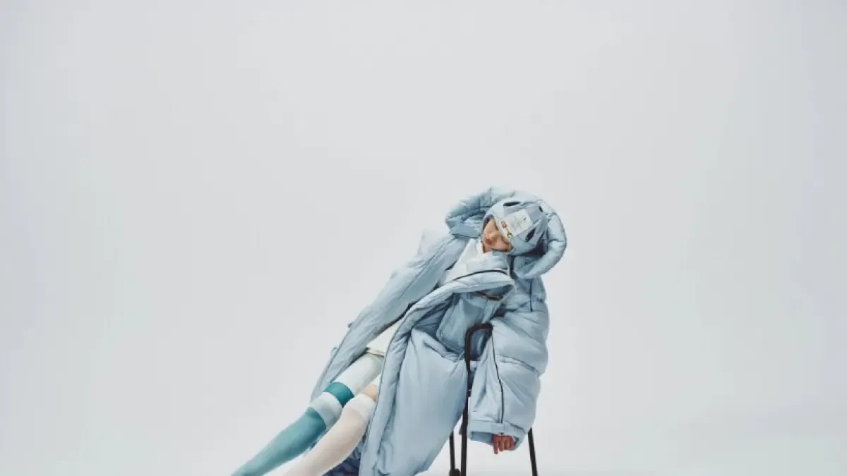 Il cappotto intelligente che utilizza luce e suono per aiutarti a dormire, ovunque tu sia