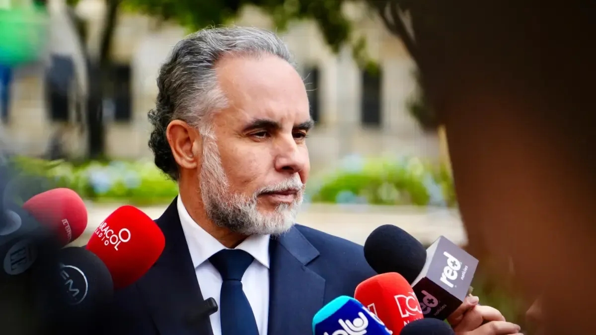 Armando Benedetti anuncia que o governo convocará representantes na Câmara para discutir a reforma da Previdência.