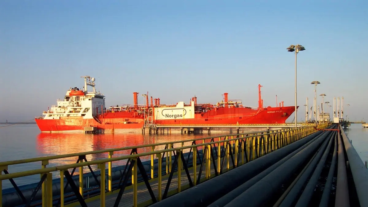 To what extent is Colombia managing to replace the gap in oil and coal exports with sales of other goods?