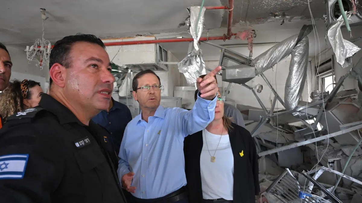 Foto: I leader israeliani visitano la zona colpita dall'attacco iraniano a Tel Aviv
