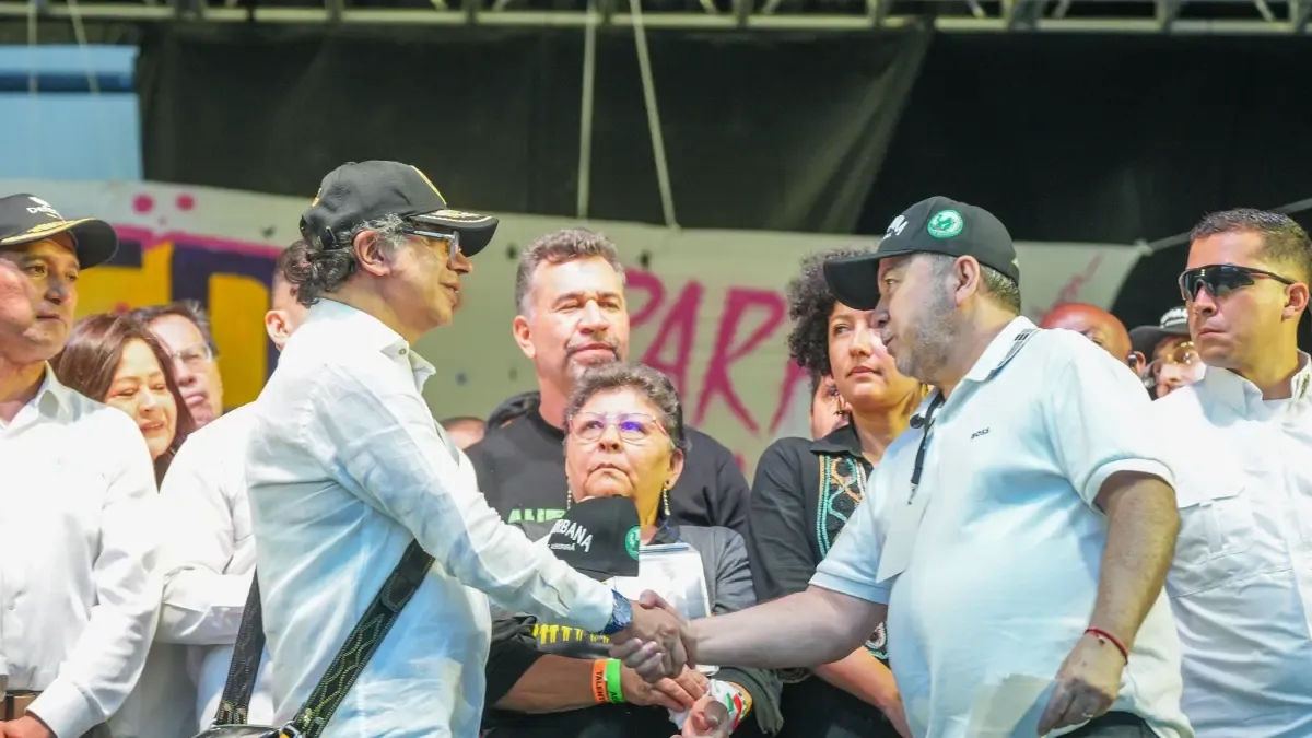 Como os líderes de gangues de Medellín passaram das celas da prisão para dividir o palco com o presidente Petro?