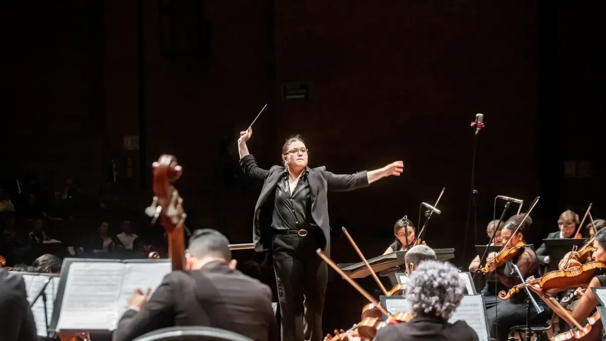 Die erste Chefdirigentin des Philharmonischen Orchesters Medellín kommt mit einer Mission: mit Musik und Fürsorge zu verändern.