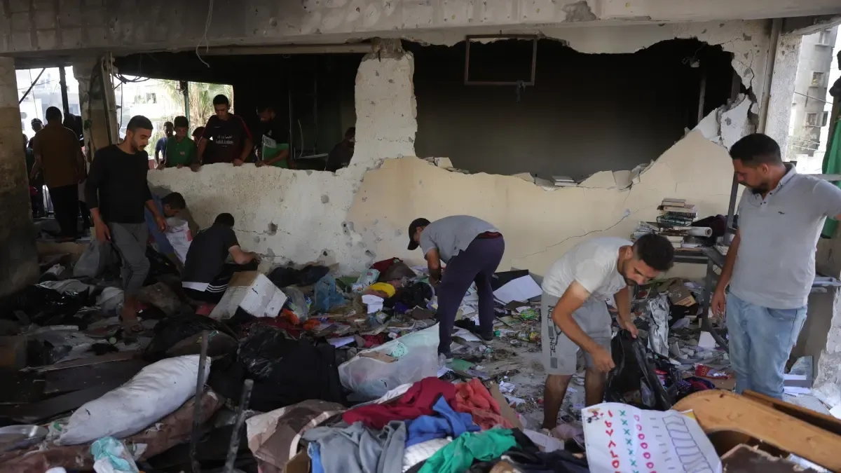 Almeno 10 bambini uccisi nel bombardamento israeliano di una scuola nel nord di Gaza