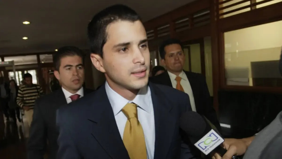 Tomás Uribe, filho de Álvaro Uribe, denuncia estratégia para afastar o pai da cena política em 2026.