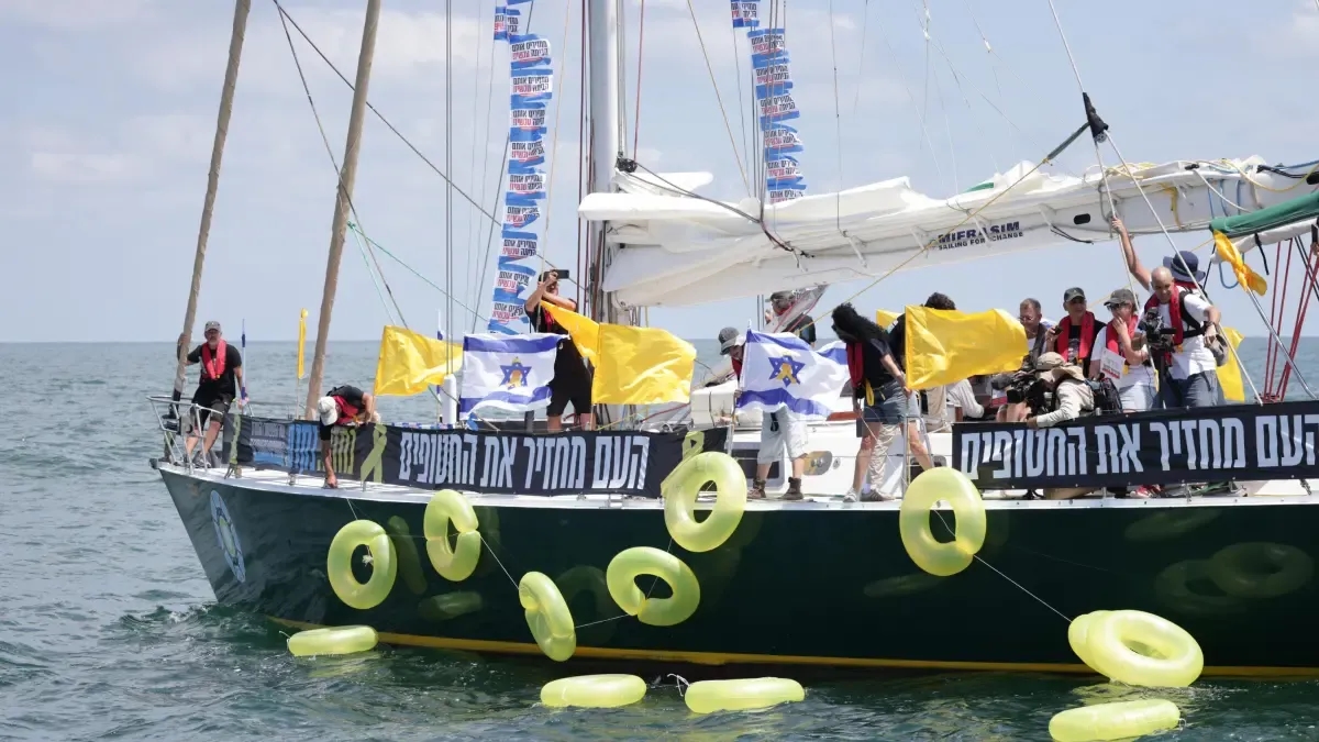 Um barco transportando parentes de reféns israelenses mantidos pelo Hamas parte para Gaza para exigir sua libertação: "Precisamos de toda a ajuda internacional que pudermos obter."
