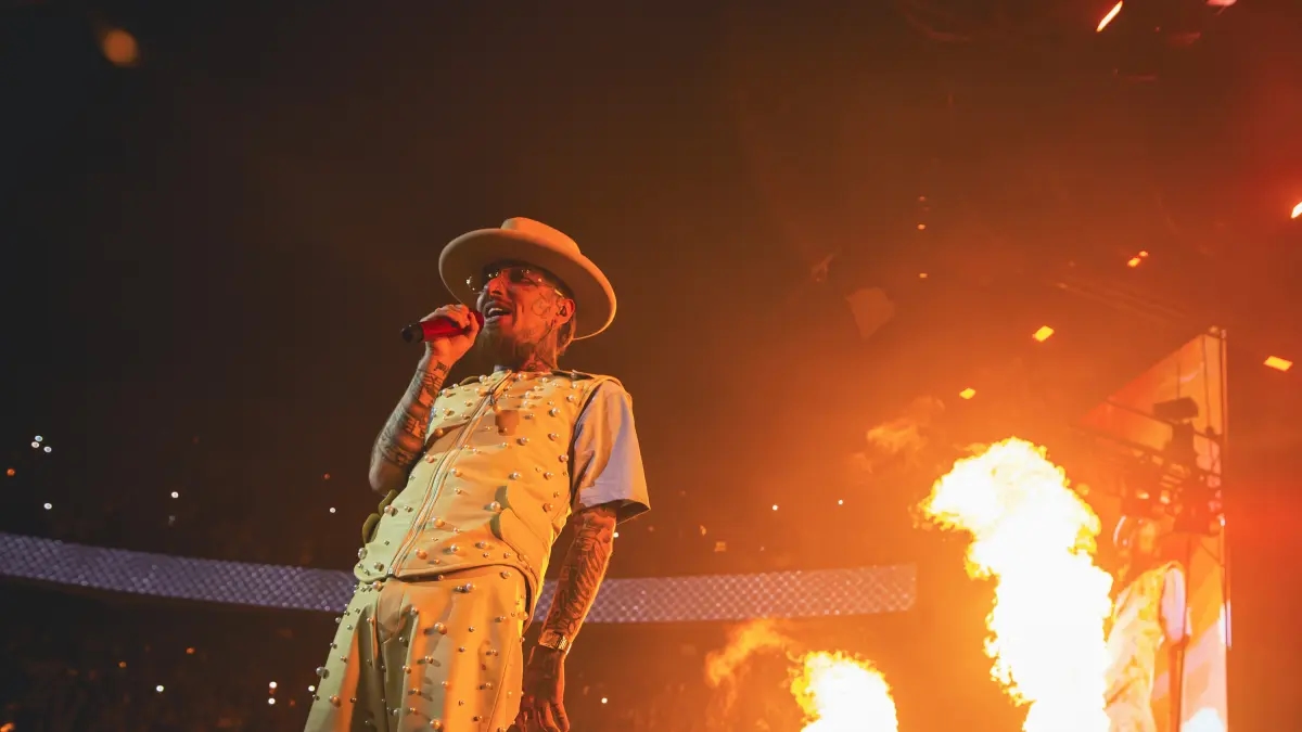Vom Viertel in die Movistar Arena: Nanpa Básico feierte sein 20-jähriges Karrierejubiläum mit 62 Songs und einem „Ja“ auf der Bühne.