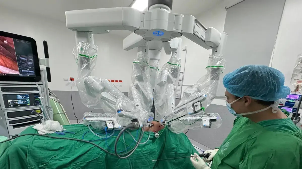 Kolombiya'da San José Üniversitesi Çocuk Hastanesi, Da Vinci sistemini kullanarak ilk pediatrik robotik cerrahisini gerçekleştirdi.