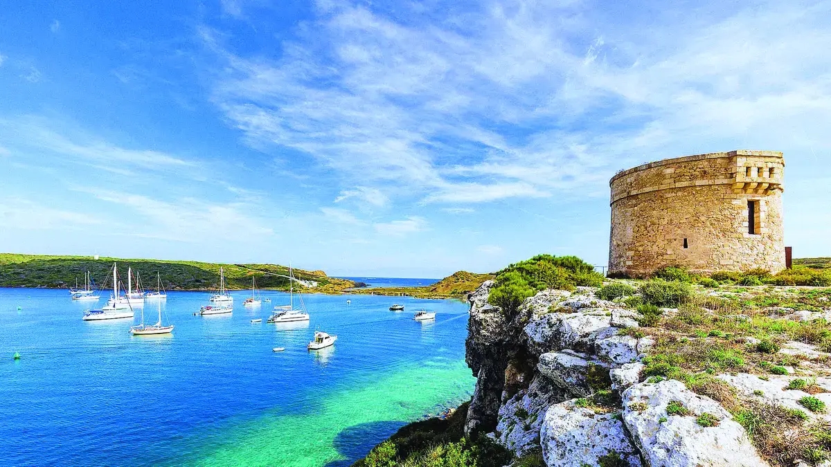 Menorca: Balear Adaları'nın yeni lüksü, 5 yıldızlı ihtişamdan uzak, turizm sektörünü şaşırtıyor.