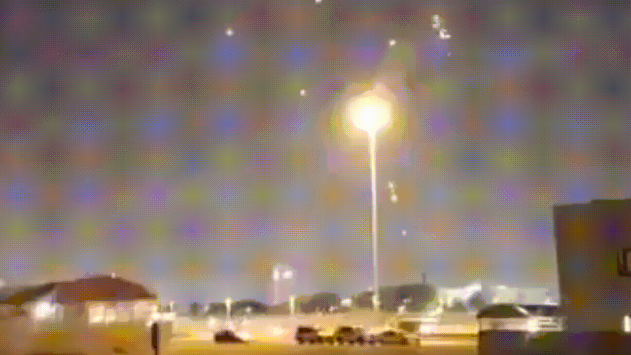 Il Qatar conferma che le sue difese intercettano i missili diretti alla base militare statunitense di Al Udeid