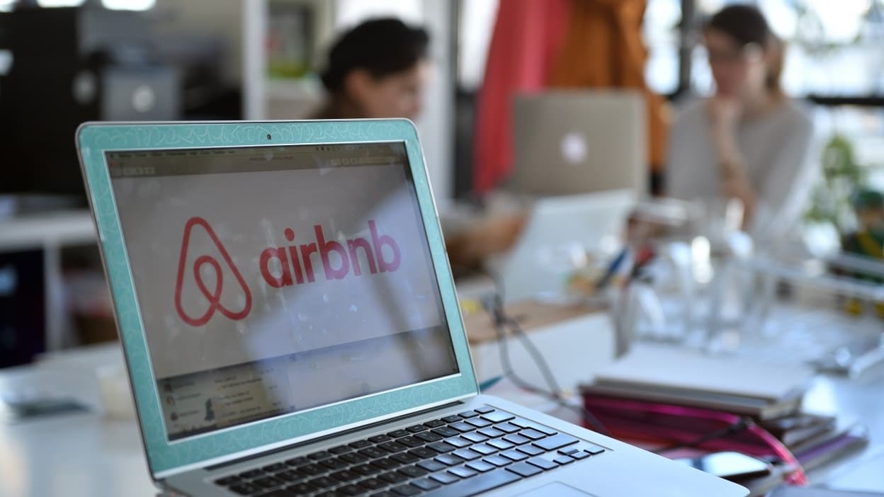 Airbnb ofrece servicios para el hogar: "Competencia desleal", denuncian los hoteleros